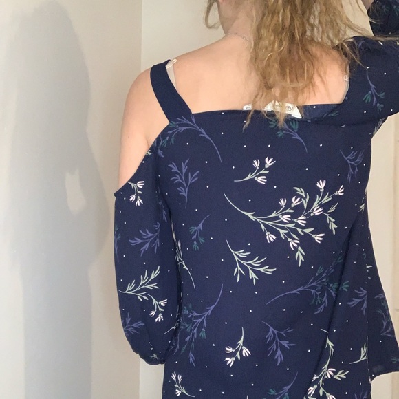REITMANS - One Sleeve Floral Navy Blouse - Picture 3 of 3